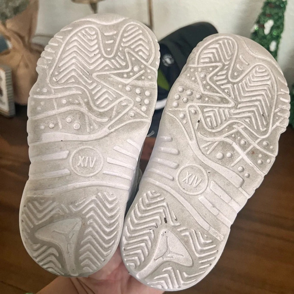 Jordan Kids' White Sneakers - Picture 4 of 5